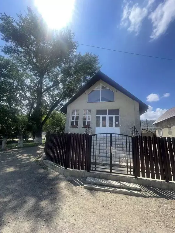 Дом в Краснодарский край, Армавир ул. Чичерина, 2 (180 м) - Фото 0