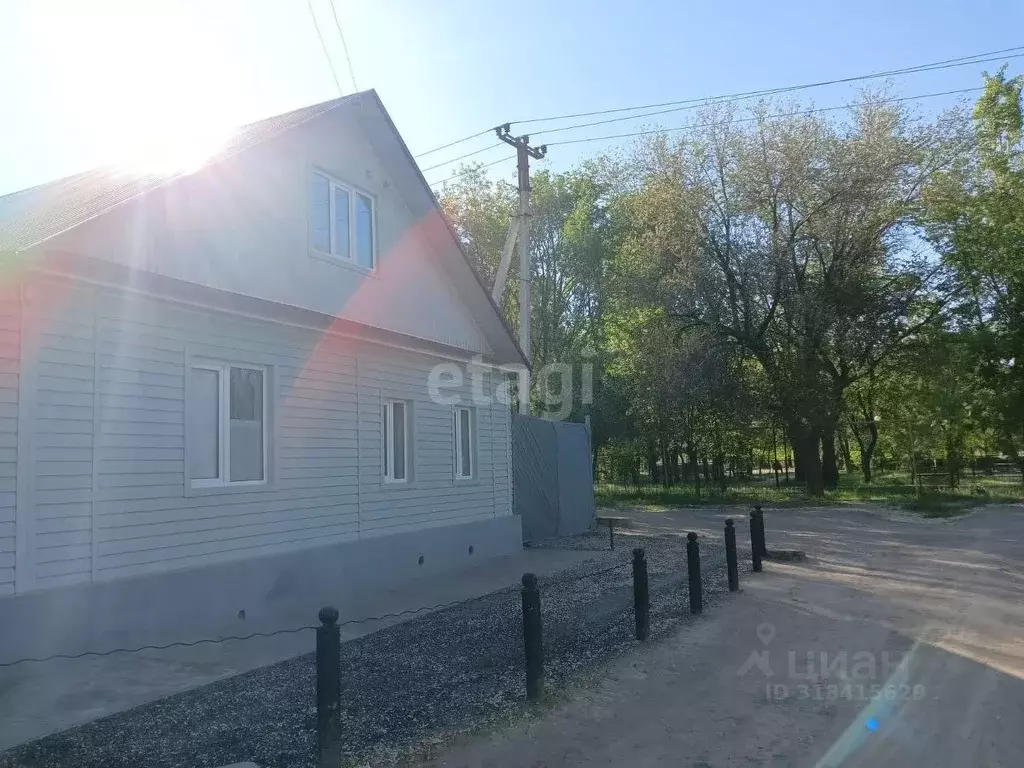 Дом в Астраханская область, Астрахань Аэродромный пер., 15 (100 м) - Фото 1