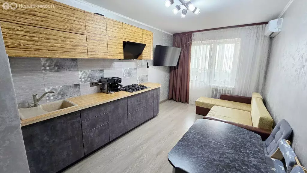 3-комнатная квартира: Саратов, улица имени Н.В. Кузнецова, 7 (80.5 м) - Фото 0
