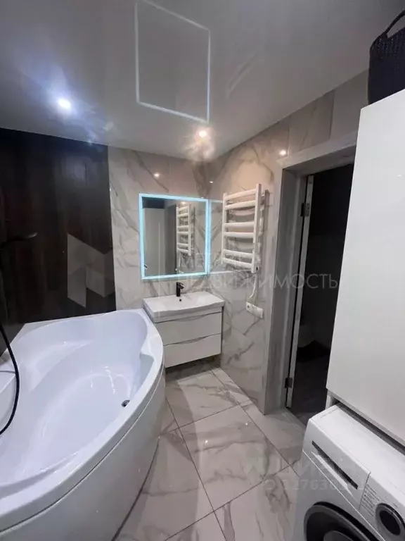 3-к кв. Тюменская область, Тюмень ул. Газовиков, 2 (91.8 м) - Фото 1