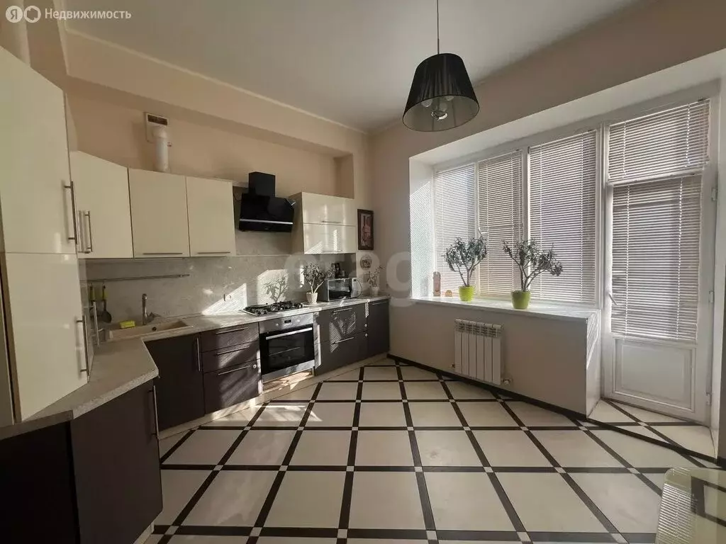 3-комнатная квартира: Астрахань, улица Латышева, 7В (98.4 м) - Фото 1