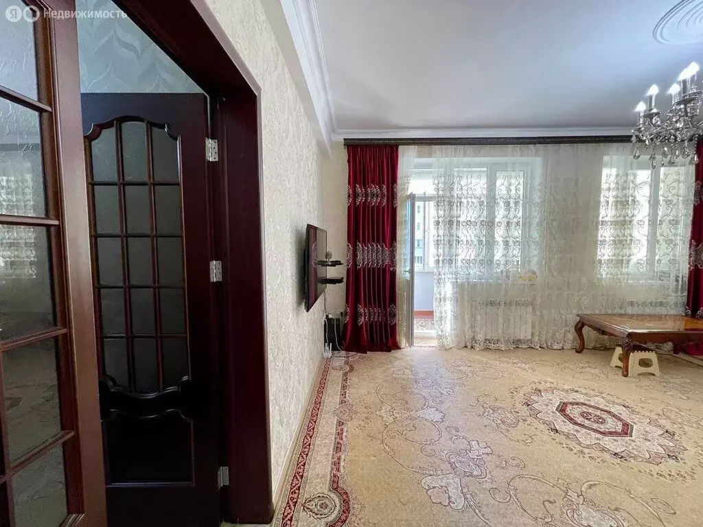 2-комнатная квартира: Махачкала, проспект Имама Шамиля, 101Е (90 м) - Фото 1