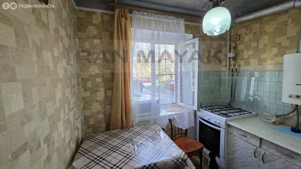 3-комнатная квартира: Майкоп, Краснооктябрьская улица, 2 (55.4 м) - Фото 1