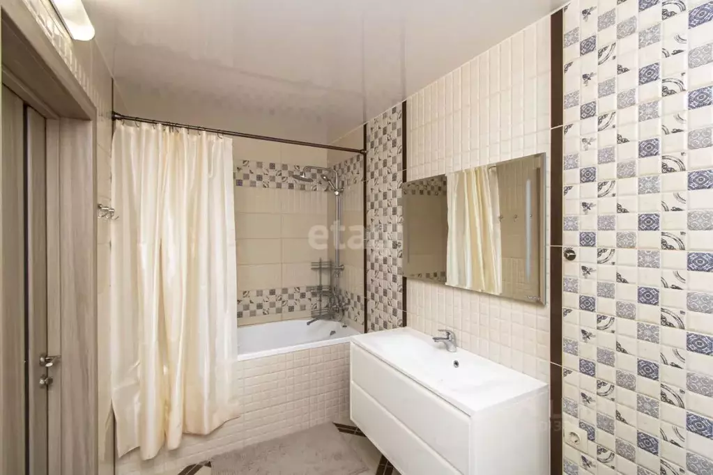 2-к кв. Тюменская область, Тюмень ул. 50 лет Октября, 57А (66.5 м) - Фото 1