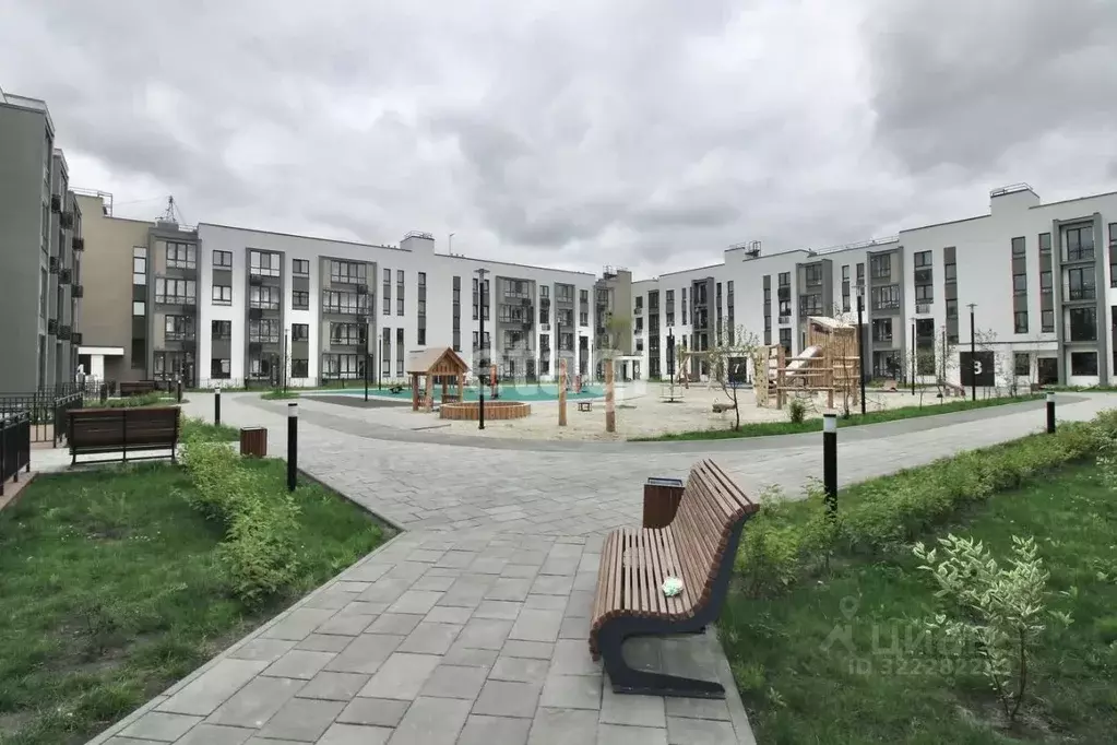 3-к кв. Тюменская область, Тюмень ул. Сергея Свиридова, 5 (80.1 м) - Фото 0