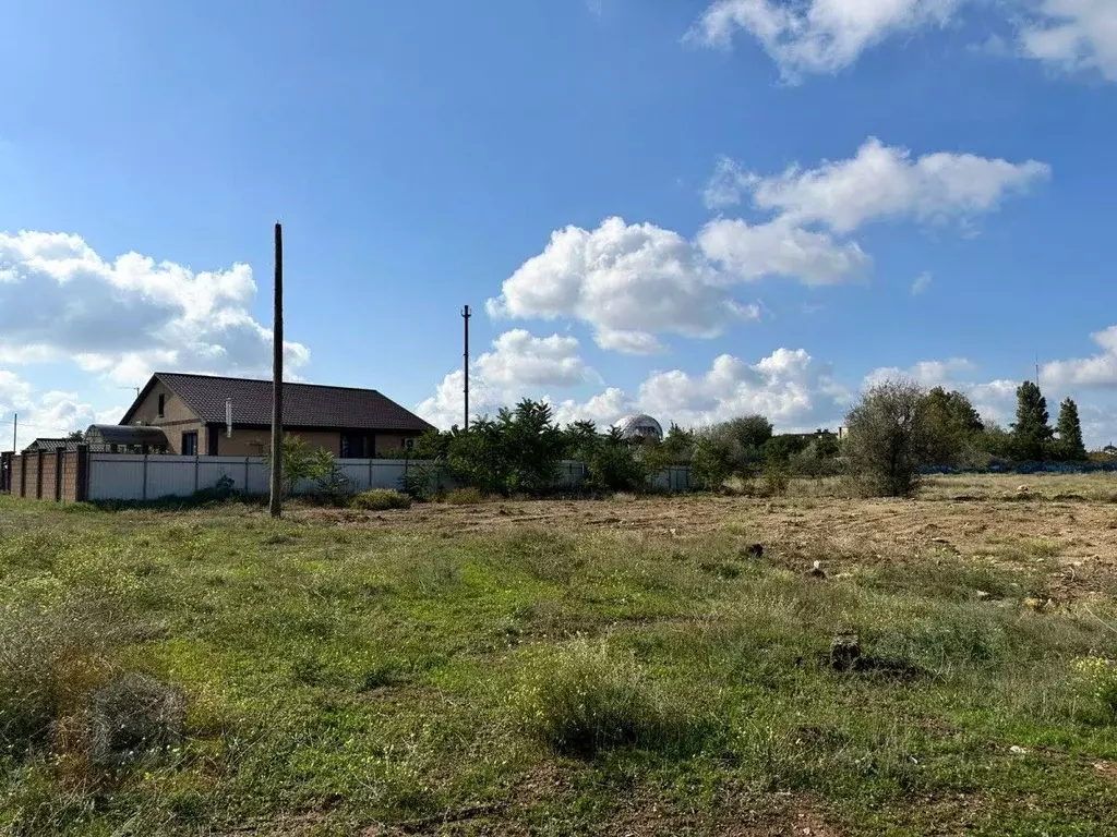 Участок в Крым, Евпатория городской округ, Заозерное пгт ул. Чкалова, ... - Фото 1