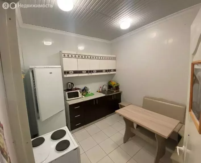 3-комнатная квартира: Ейск, улица Калинина, 73/4 (150 м) - Фото 0