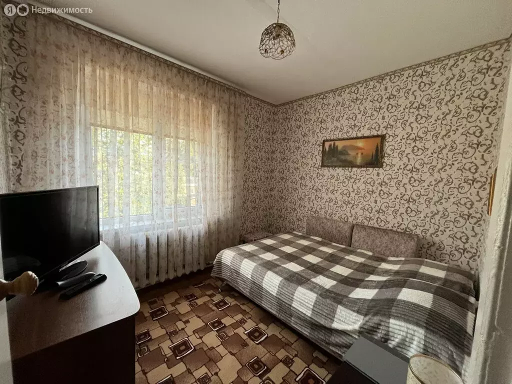 3-комнатная квартира: Старощербиновская, Краснопартизанская улица, 130 ... - Фото 0