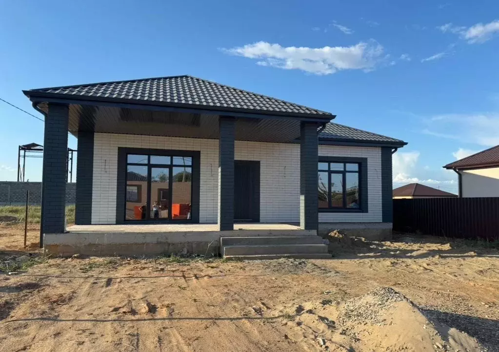 Дом в Астраханская область, Наримановский район, пос. Мирный  (100 м) - Фото 0