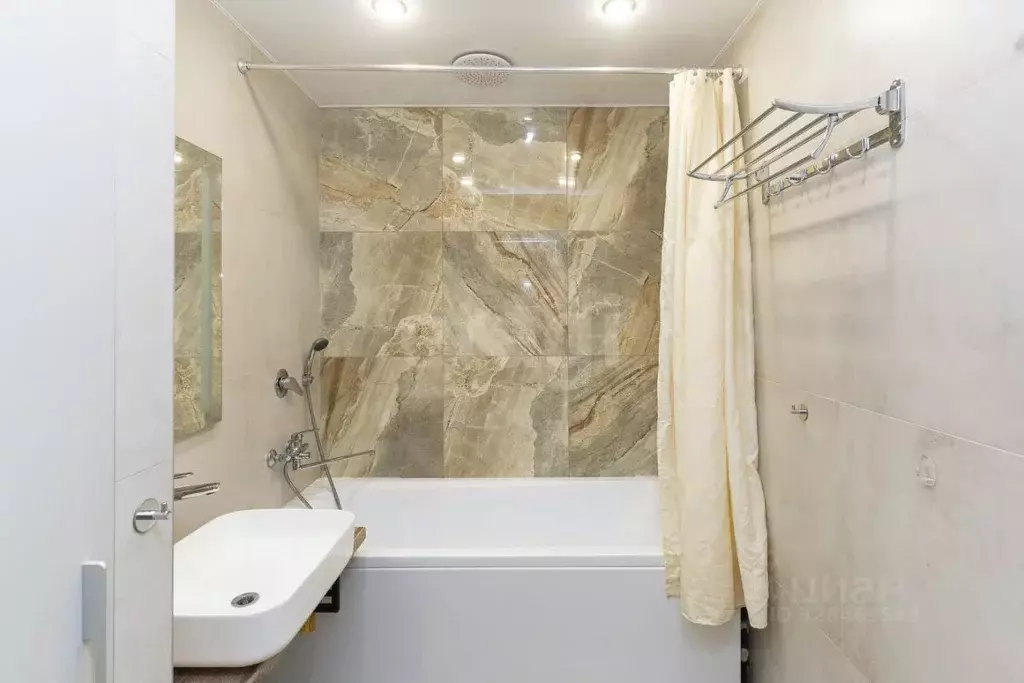 3-к кв. Тюменская область, Тюмень ул. Александра Митинского, 7 (92.3 ... - Фото 1