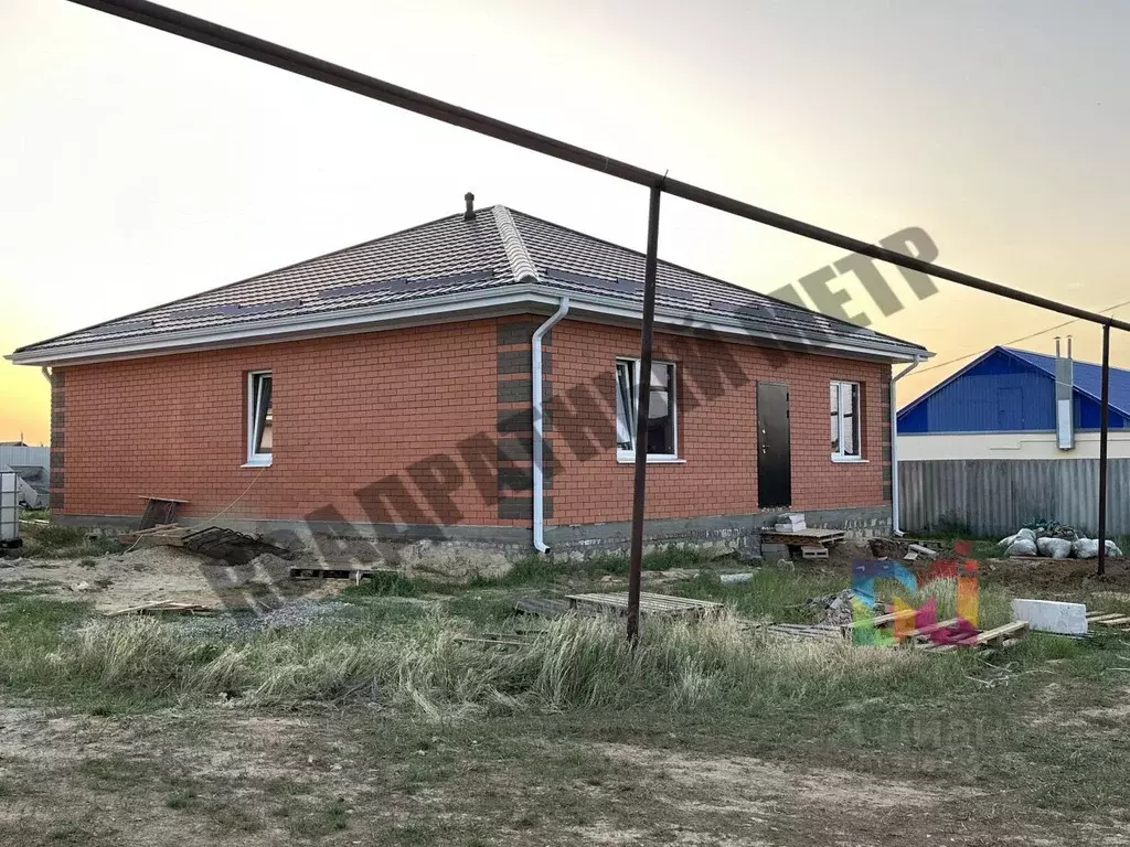 Дом в Калмыкия, Целинный район, с. Троицкое ул. Ахматовой, 11 (115 м) - Фото 0