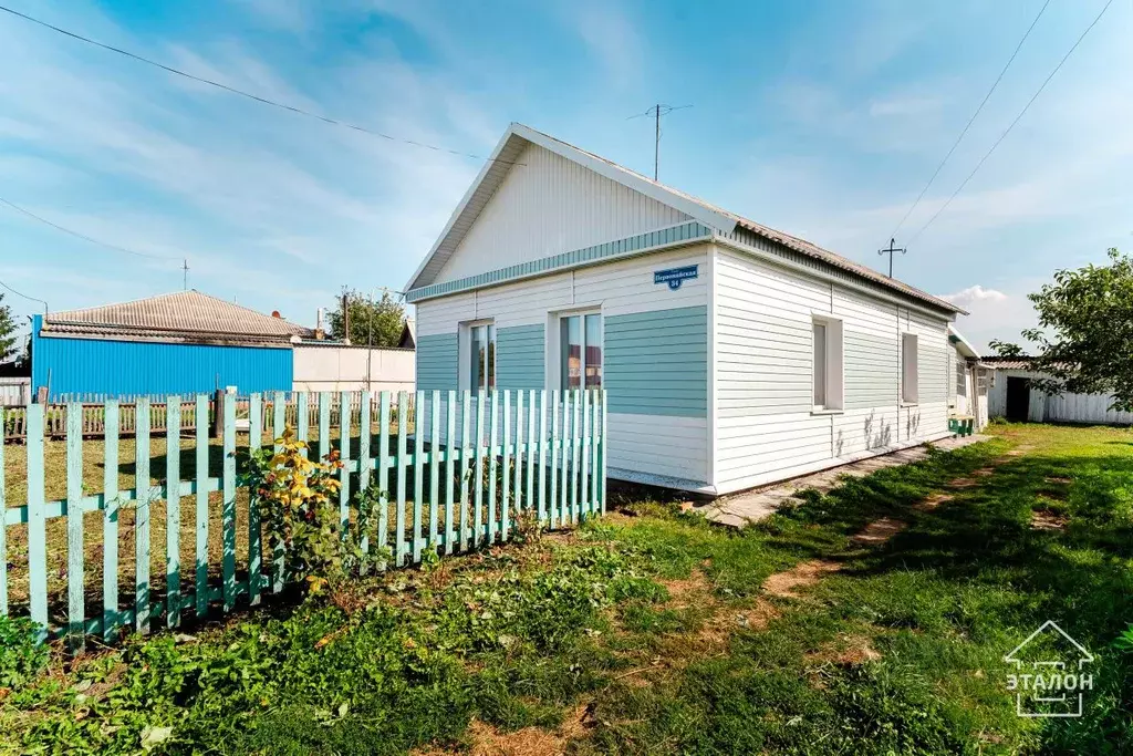 Дом в Омская область, Марьяновский район, с. Новая Шараповка ... - Фото 1