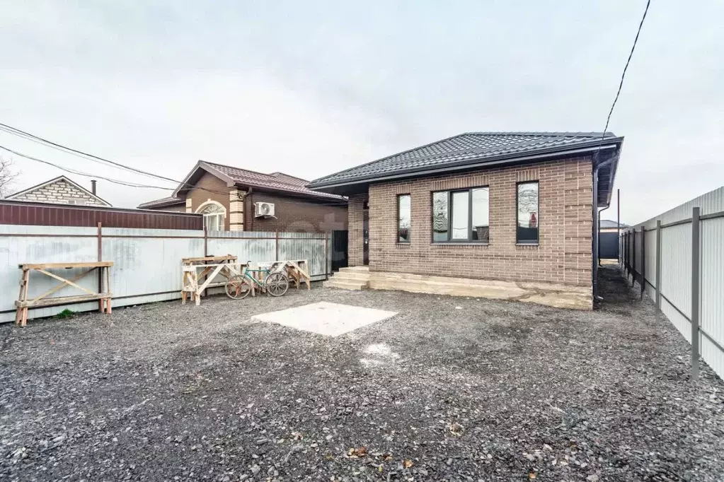 Дом в Ростовская область, Батайск Астраханская ул. (100 м) - Фото 1