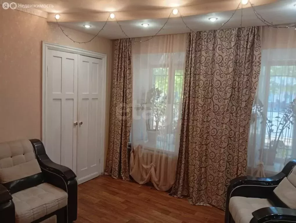 3-комнатная квартира: Астрахань, улица Адмирала Нахимова, 117 (69.5 м) - Фото 1