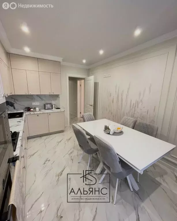 4-комнатная квартира: Владикавказ, улица Морских Пехотинцев, 15 (120 ... - Фото 1