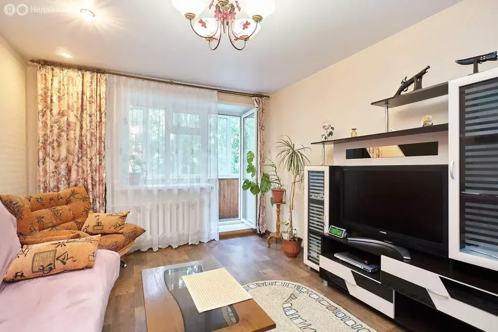 3-комнатная квартира: Тюмень, улица Спорта, 93 (59.6 м) - Фото 1