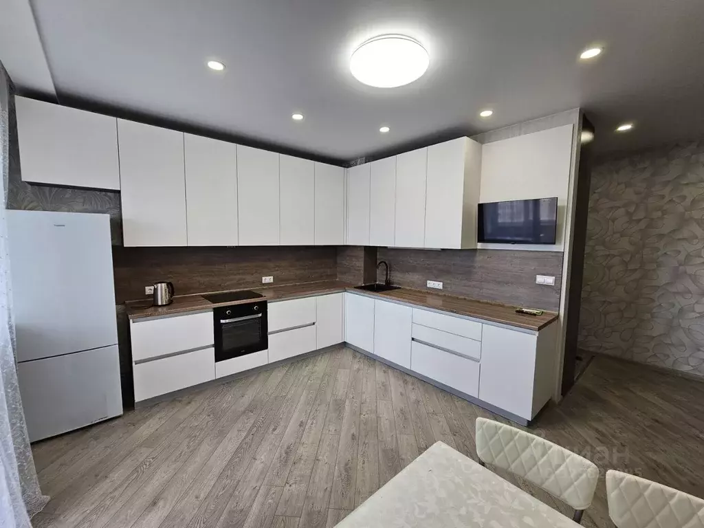 2-к кв. Омская область, Омск Октябрьская ул., 159 (72.0 м) - Фото 0