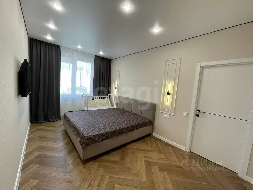 3-к кв. Тюменская область, Тюмень ул. Фармана Салманова, 16 (81.1 м) - Фото 1