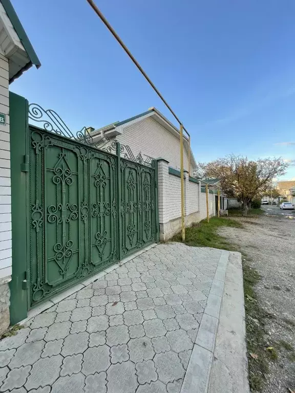 Дом в Карачаево-Черкесия, Черкесск Кавказская ул., 160 (120 м) - Фото 1