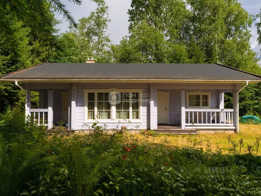 Дом в Ленинградская область, Выборгский район, Рощинское городское ... - Фото 1