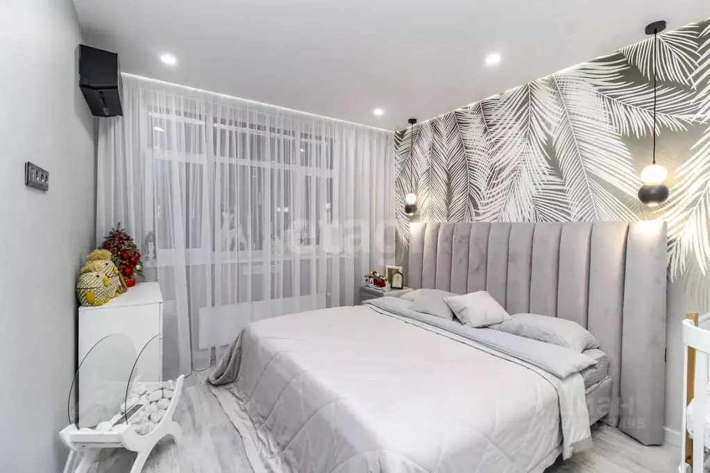 2-к кв. Тюменская область, Тюмень ул. Тимофея Чаркова, 87 (70.0 м) - Фото 1