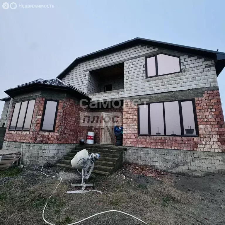 Дом в село Нижний Чирюрт, Харьковская улица, 16 (220 м) - Фото 1