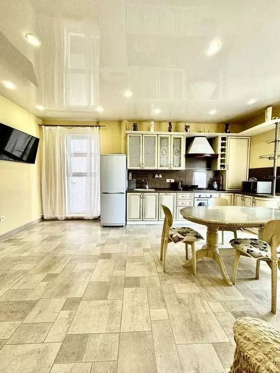 2-к кв. Краснодарский край, Геленджик 5-й мкр, ул. Грина, 8 (80.0 м) - Фото 1