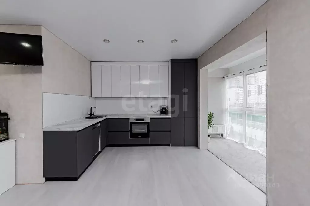 2-к кв. Тюменская область, Тюмень ул. Павла Шарова, 8 (70.4 м) - Фото 1
