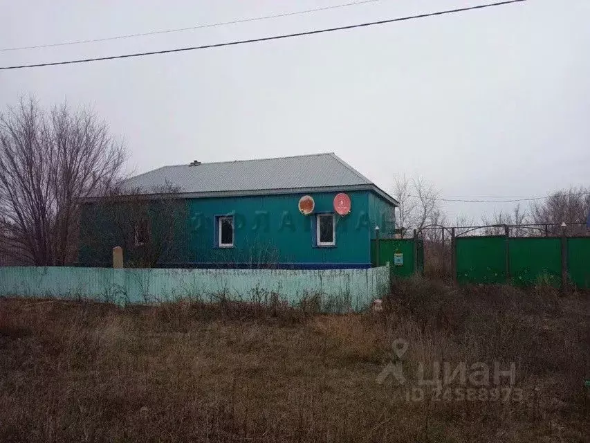 Дом в Саратовская область, Пугачевский район, Заволжское муниципальное ... - Фото 1