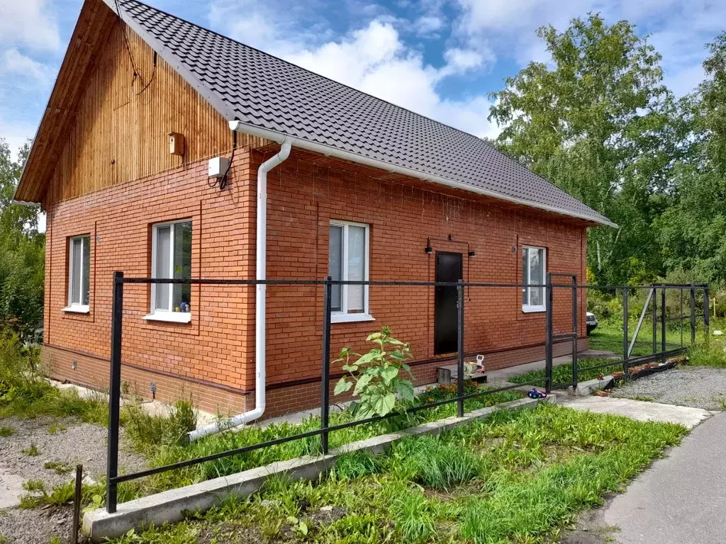 Дом в Томская область, Томск пос. Апрель, Спасская ул., 7А (100 м) - Фото 1