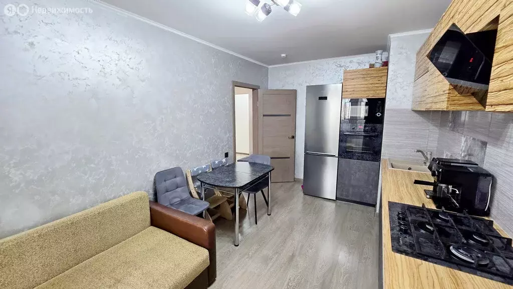 3-комнатная квартира: Саратов, улица имени Н.В. Кузнецова, 7 (80.5 м) - Фото 1