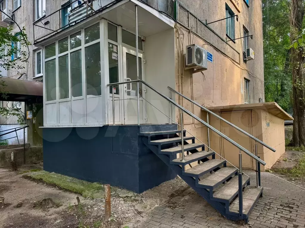 Торговое рядом с остановкой, парковка - Фото 1