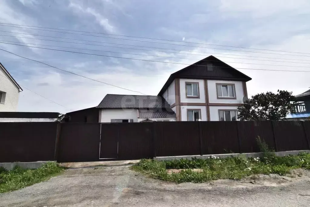 Дом в Сахалинская область, Южно-Сахалинск Плодородная ул., 17 (220 м) - Фото 1