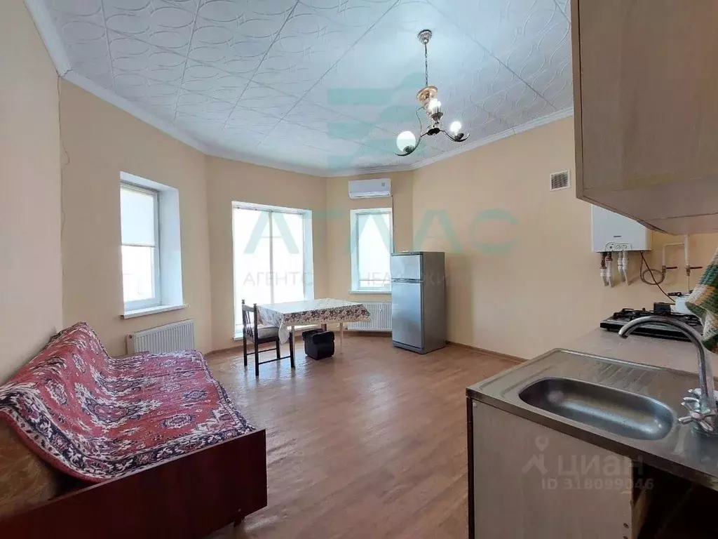 Дом в Крым, Симферопольский район, Гвардейское пгт ул. Первомайская, ... - Фото 1