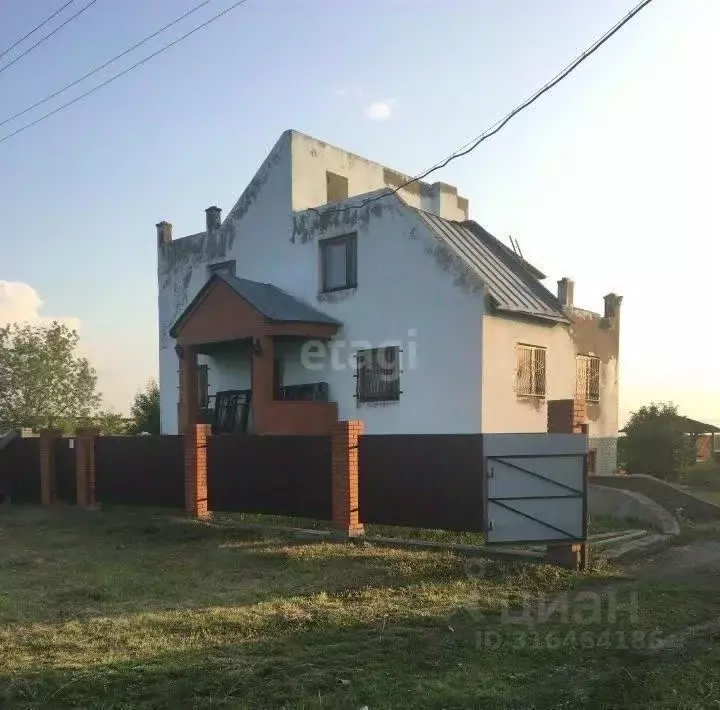 Дом в Кемеровская область, Ленинск-Кузнецкий Малахитовая ул., 15 (200 ... - Фото 0