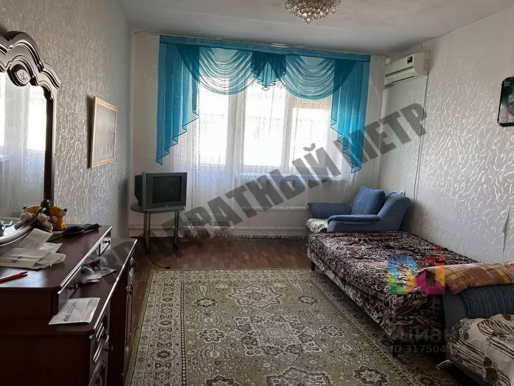 3-к кв. Калмыкия, пос. Ики-Бурул ул. Октябрьская, 8 (61.6 м) - Фото 0