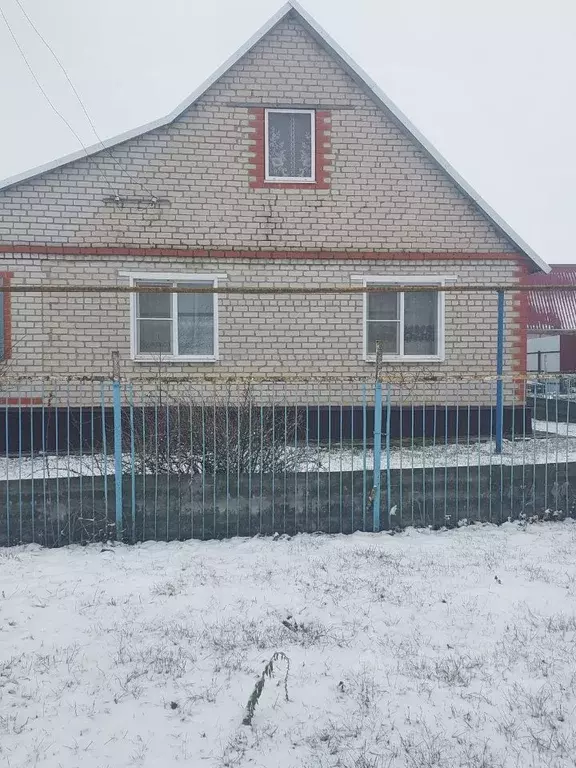 Дом в Курская область, Мантуровский сельсовет, с. Мантурово ул. ... - Фото 1