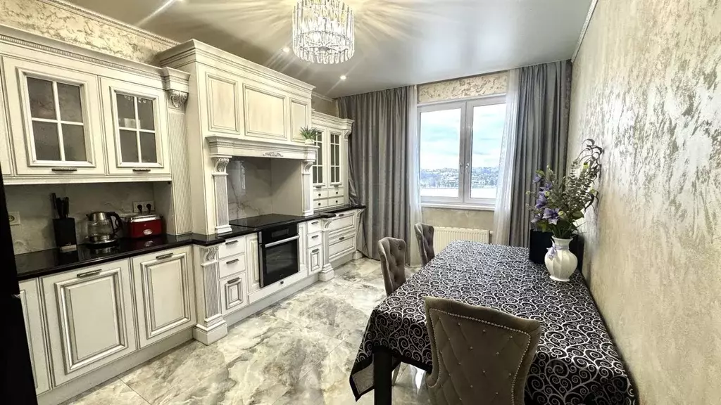 3-к кв. Московская область, Красногорск ул. Липовой Рощи, 6к2 (80.0 м) - Фото 0