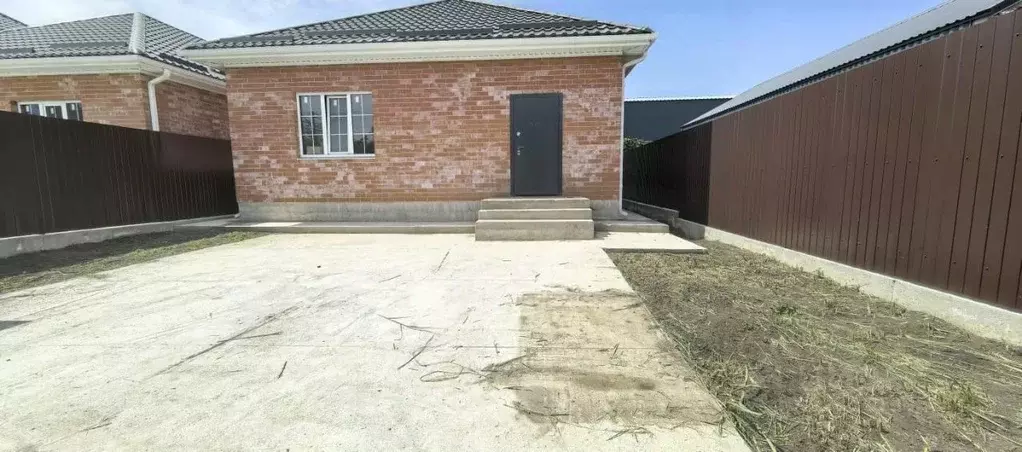 Дом в Адыгея, Тахтамукайский район, Яблоновский пгт Космическая ул., ... - Фото 1