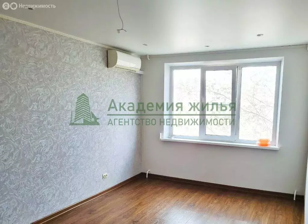 3-комнатная квартира: Челябинск, улица Молодогвардейцев, 62 (64 м) - Фото 0