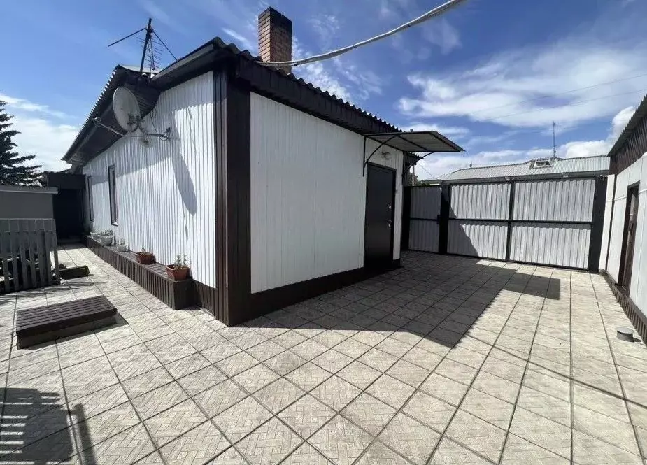 Дом в Хакасия, Черногорск Октябрьская ул. (50 м) - Фото 1