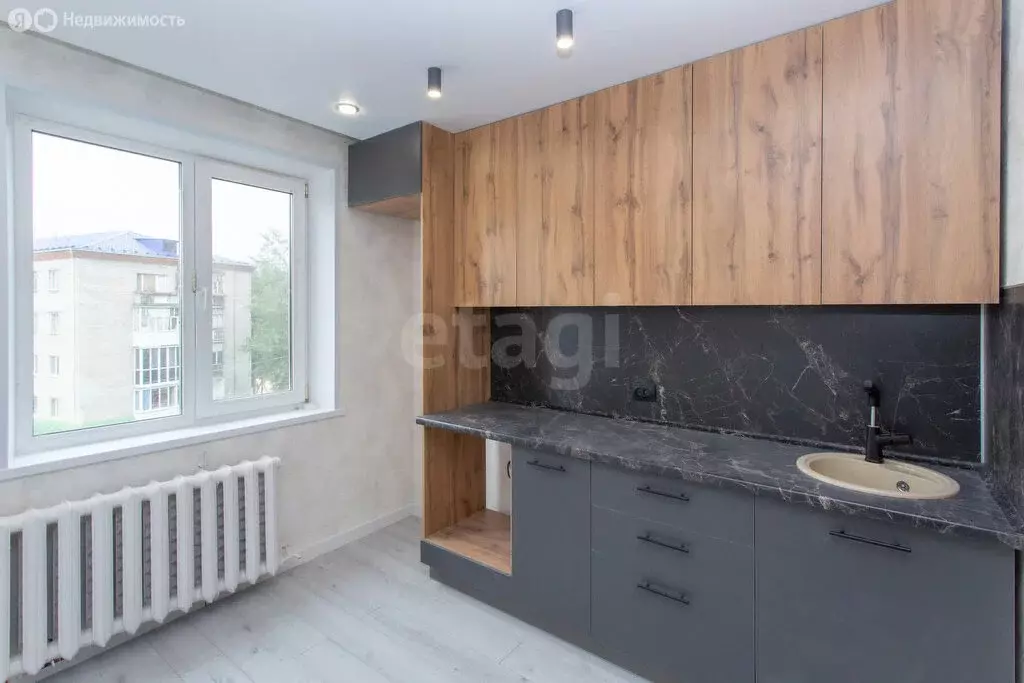 3-комнатная квартира: Тобольск, 6-й микрорайон, 18 (67.4 м) - Фото 1