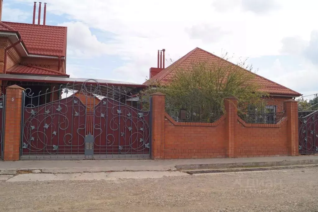 Дом в Краснодарский край, Каневская ст-ца ул. Нестеренко, 5 (171 м) - Фото 1