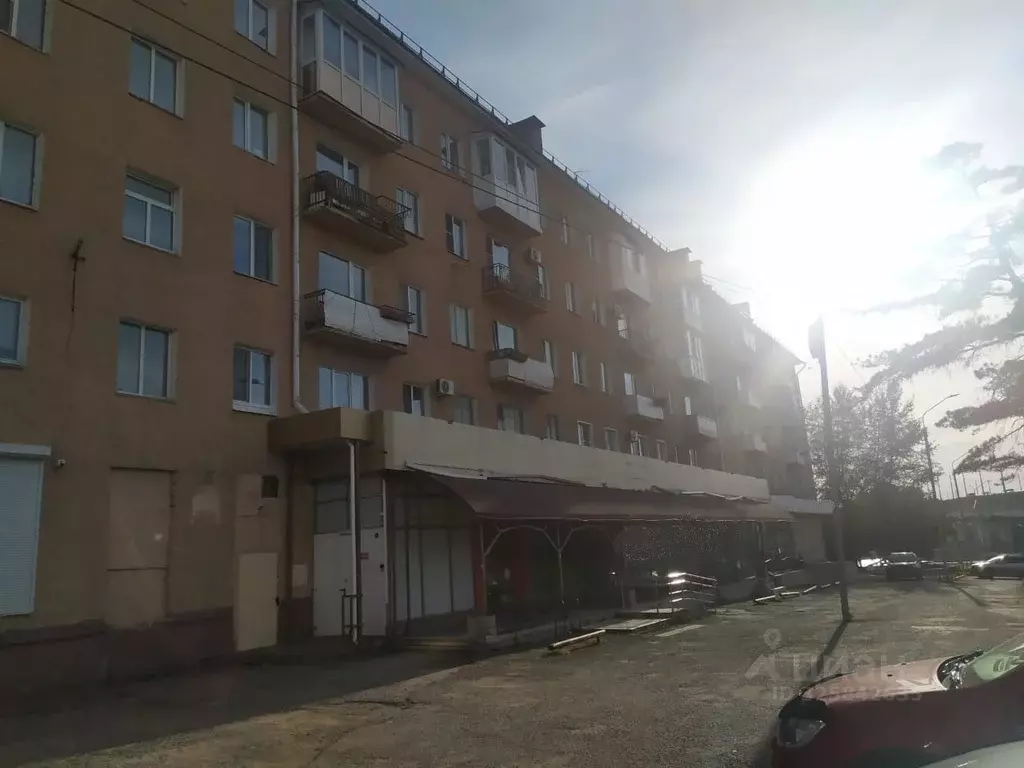 3-к кв. Омская область, Омск Ленинградская пл., 2 (64.6 м) - Фото 0