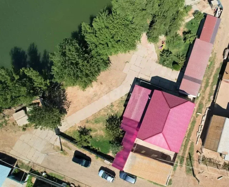 Дом в Астраханская область, Володарский район, с. Козлово Октябрьская ... - Фото 1