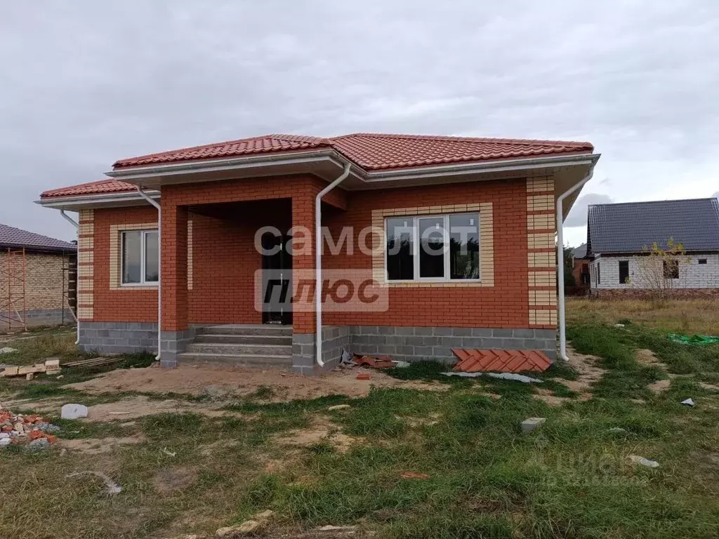 Дом в Курская область, Октябрьский район, Большедолженковский ... - Фото 1