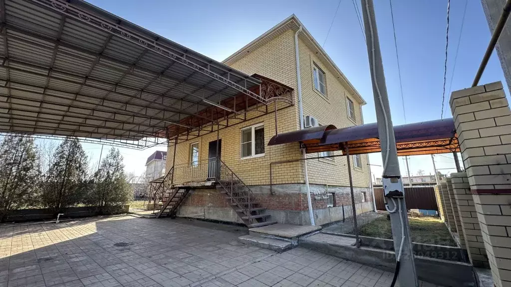 Дом в Астраханская область, Наримановский район, с. Старокучергановка ... - Фото 1