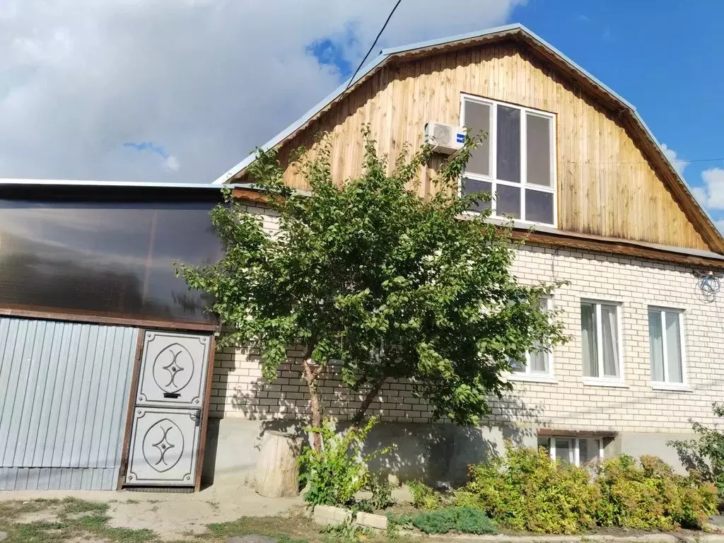 Дом в Саратовская область, Хвалынск пл. Соборная, 7 (150 м) - Фото 1