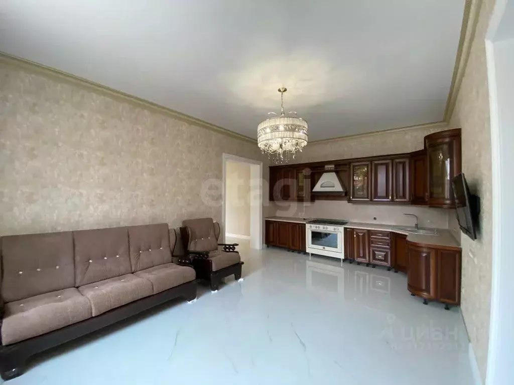 Дом в Ингушетия, Назрань ул. Я.А. Абадиева, 1 (300 м) - Фото 1