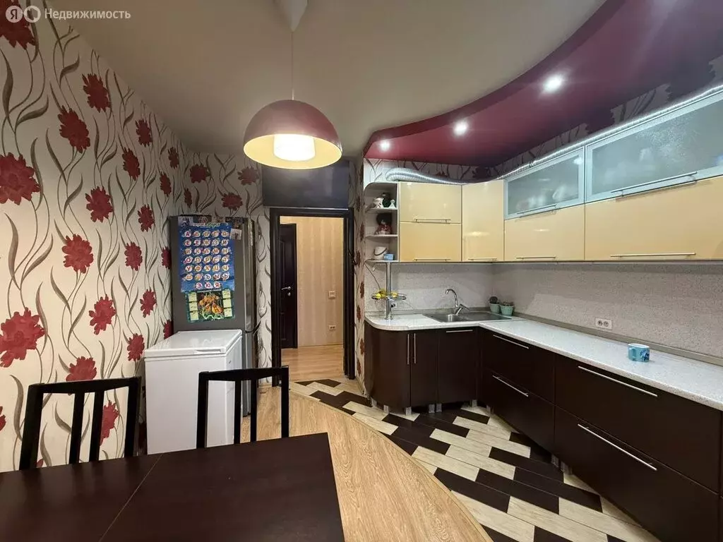 3-комнатная квартира: Челябинск, улица Братьев Кашириных, 122А (100 м) - Фото 2